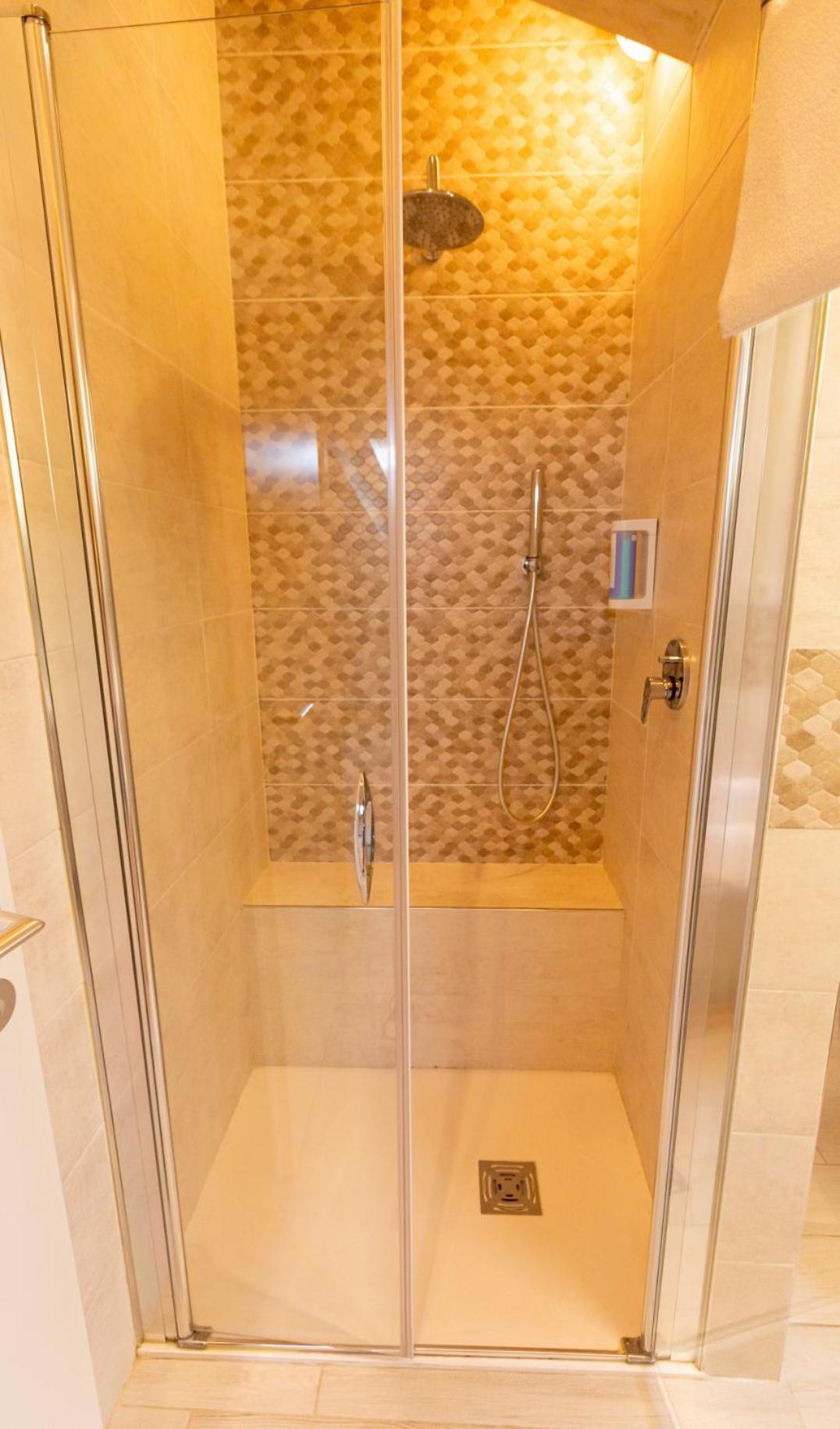 Hotel Art La Perla 3*